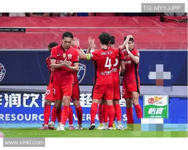 亚冠激战庆南队迎战鲁能队双方全力争夺小组出线资格